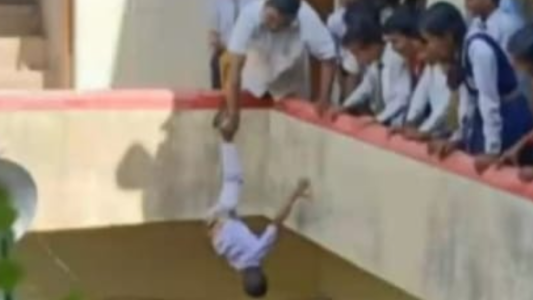 Postal impactante: el profesor castigó a un alumno de cinco años sujetándolo boca abajo en un balcón