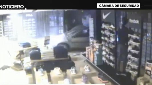 Video: entraron a robar con el auto