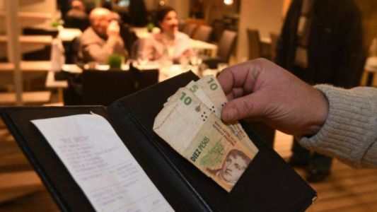 Los argentinos y las propinas: ¿tacaños o generosos?