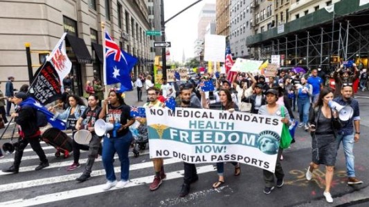 Nueva York: suspendieron sin sueldo a miles de empleados públicos por no vacunarse