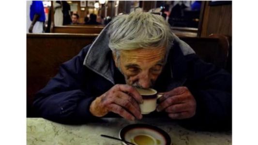 Regalan café caliente, tortitas y pan para aquellos que viven en la calle