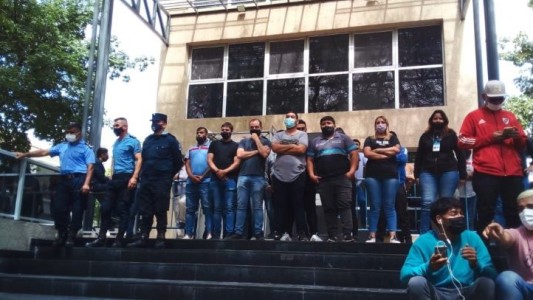 Municipales riojanos intentaron ingresar a sede comunal en medio de cruces de provincia y municipio