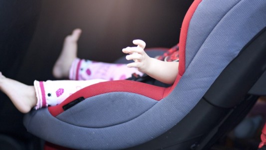 Dejó a su hija bebé en el taxi, dijo que iba a comprar leche y nunca más volvió