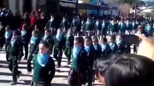 Video polémico: alumnos de un colegio marcharon con pañuelos celestes contra el aborto