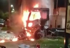 Video: Pareja piromaníaca quemó 10 vehículos en 10 cuadras