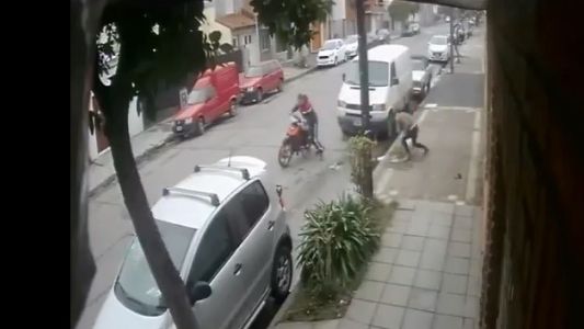 La esperó, le arrebató la cartera, no le arrancó la moto y le devolvió todo