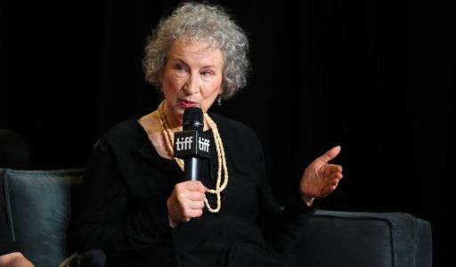 Aborto legal en Argentina: la autora de “El cuento de la criada” volvió a meterse en el debate