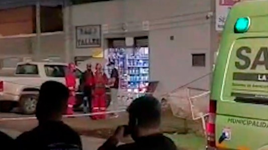 Hallan a un expolicía asesinado en su taller mecánico: estaba cubierto con aceite y varias baterías de autos