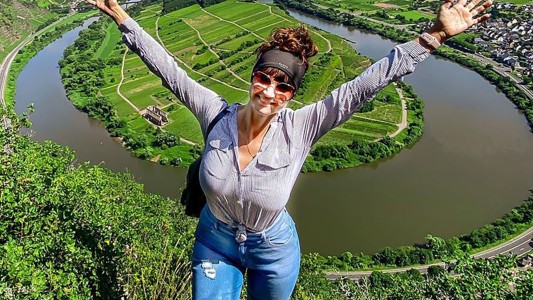 Murió una chica tras sacarse una selfie en un acantilado: su novio halló la foto de segundos antes de su caída