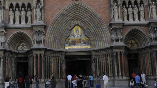 Escándalo en una iglesia de Córdoba: un grupo de mujeres interrumpió una misa