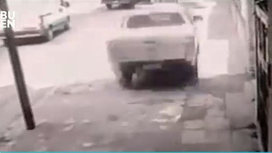 Video: Persecución en la vereda de un colegio de Mataderos