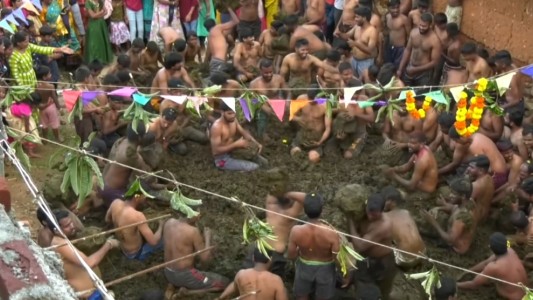 Niños y adultos participaron en la tradicional batalla de bosta de vaca