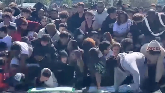 Denuncian a los raperos Travis Scott y Drake tras la estampida en el festival que dejó 8 muertos