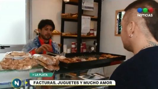 La cruzada solidaria de un panadero que regala facturas a cambio de juguetes