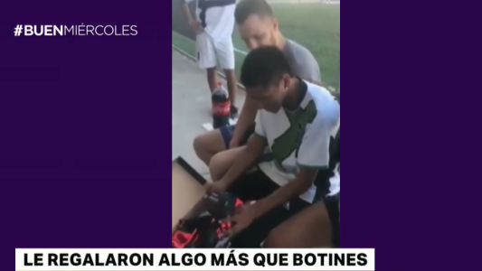 Le robaron los botines y sus compañeros de equipo le regalaron un par nuevo