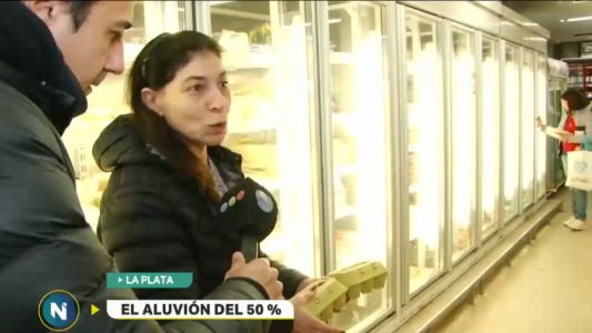 Largas colas por el 50% de descuento en supermercados