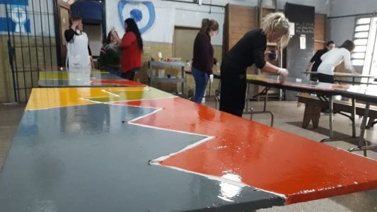 Solano: mientras los chicos están de vacaciones, la maestras pintan las mesas del comedor de la escuela