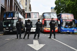 Dueños de micros turísticos reclaman en Plaza de Mayo "extensión para la vida útil" de las unidades