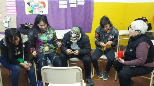 Estudiantes marplatenses tejen gorros de lana para personas que viven en la calle