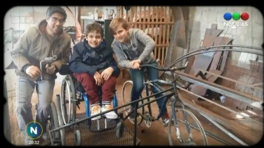 Amistad incondicional: construyó una bici para andar con su primo que usa silla de ruedas