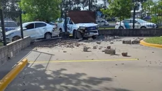 Ladrones chocaron contra dos patrulleros y terminaron detenidos en Paso del Rey
