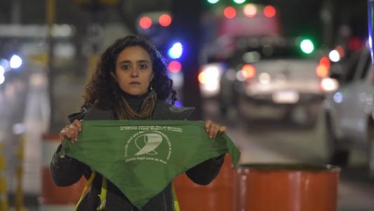 Echaron a una docente de un colegio católico de Córdoba por llevar el pañuelo verde a favor del aborto