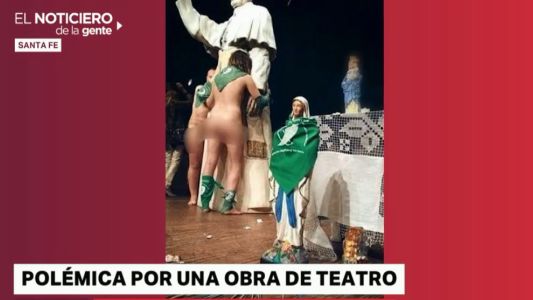 Polémica en Rafaela: bailaron desnudos con pañuelos verdes sobre una imagen de la Virgen y el Papa