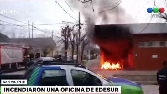 Vecinos provocaron incendio en una oficina de Edesur