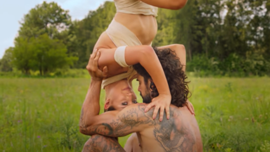 De la mano de Luciano Castro, Flor Vigna debutó musicalmente con su canción "Uy!"