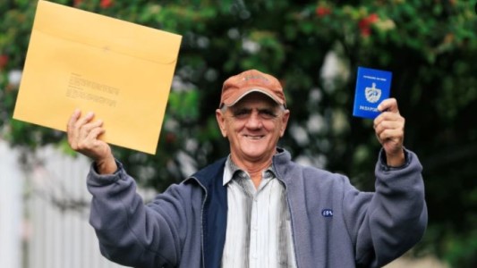 “Bombo Cubano", un libro que refleja la dicotomía de los cubanos que anhelan la libertad