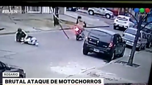 Motochorros asaltaron a una mujer y la hirieron