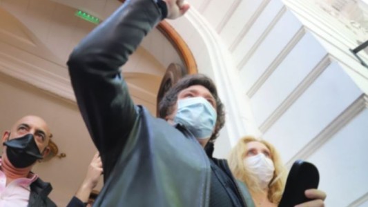 Milei al borde de quebrar la veda electoral salió de votar gritando: "¡Viva la Libertad!"