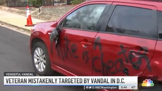 Buscaba vengarse de su pareja infiel destrozándole el coche, pero se equivocó de vehículo