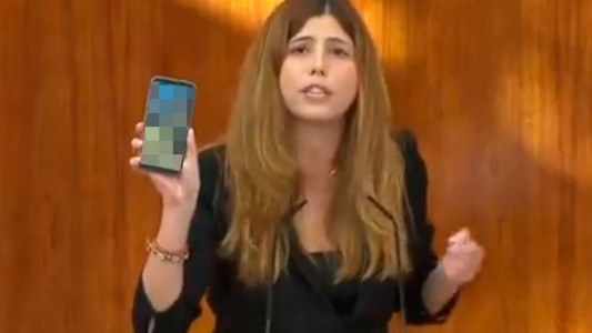 Diputada española mostró una foto de un pene en su celular para denunciar el acoso sexual digital