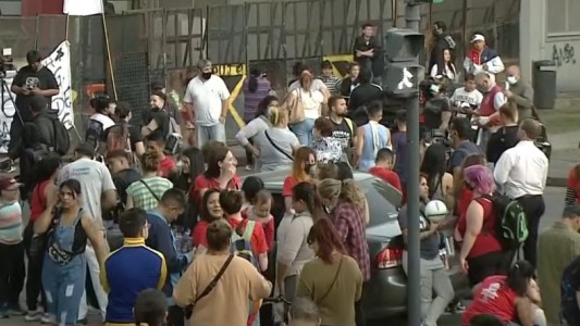 Dolor por la muerte de Lucas: familiares y amigos marchan hacia la comisaría