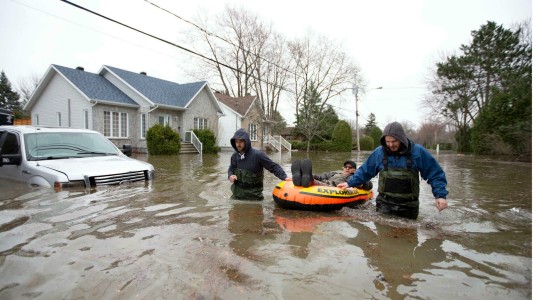 Buscan sobrevivientes tras torrenciales lluvias y deslizamientos de tierra en Canadá