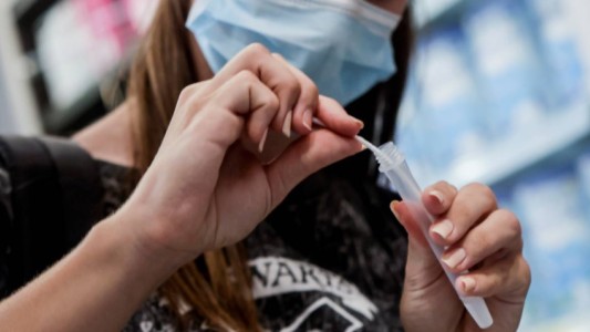 Venden un kit para contagiarse coronavirus y evitar vacunarse en Países Bajos