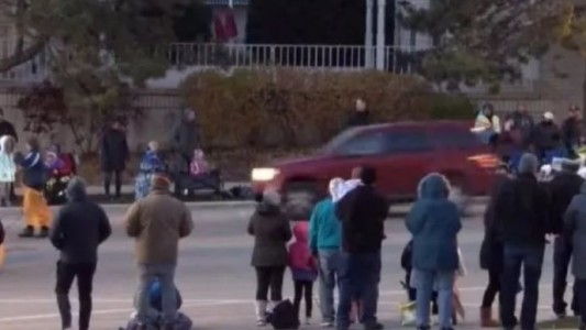 Estados Unidos: una camioneta arremetió contra un desfile navideño y hay, al menos, 20 heridos