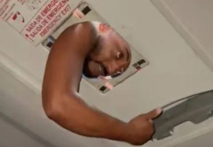 Video: Un hincha del Flamengo se metió al micro del equipo por el techo