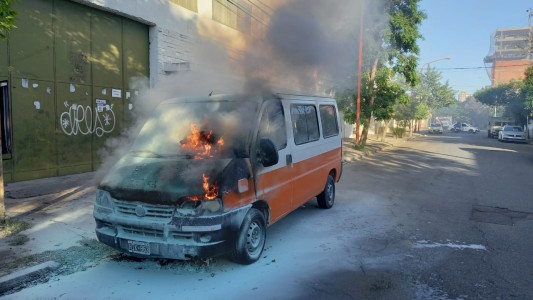 Se prendió fuego un transporte escolar frente a un colegio de Bahía Blanca