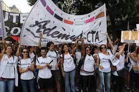 Docentes se movilizan a la Legislatura en reclamo de la titularización