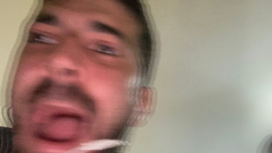 Un hombre logró capturar su expresión en el momento exacto en que se golpea el tobillo