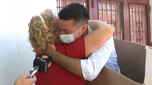 Video: es argentino, vive en España y se metió en una caja para sorprender a su mamá