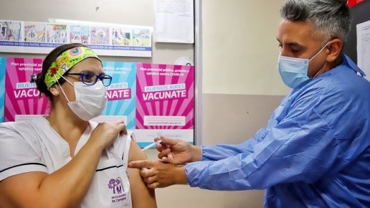 La provincia comienza a aplicar la tercera dosis de la vacuna contra el coronavirus al personal de salud