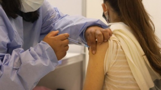 Gobierno bonaerense anunció vacunación libre para mayores de 3 años y tercera dosis para personal de salud