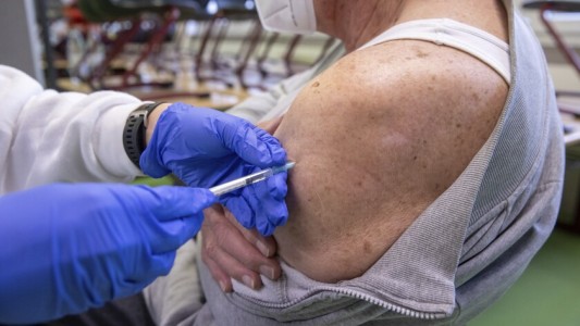 Multan a los mayores de 60 años que no se vacunen contra el covid en Grecia