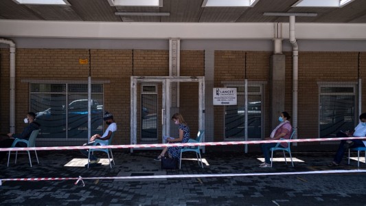 Ómicron: "Hay mucho enojo de los sudafricanos por el aislamiento mundial", contó un argentino residente