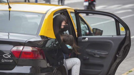 Viajar en taxi será un 30% más caro: cuánto costará la bajada de bandera