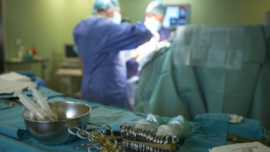 Condenaron a una cirujana por amputar la pierna equivocada de una paciente: deberá pagar 8.000 euros