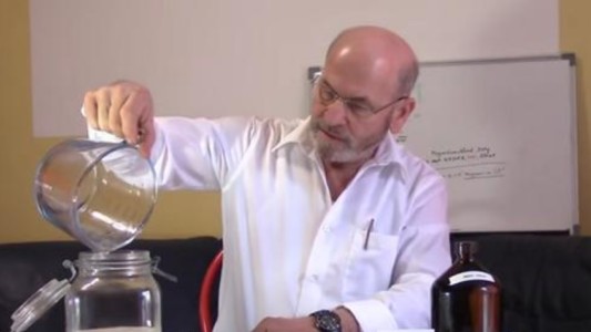 Tras contraer Covid, murió un líder antivacuna que intentó curarse con enemas de dioxido de cloro